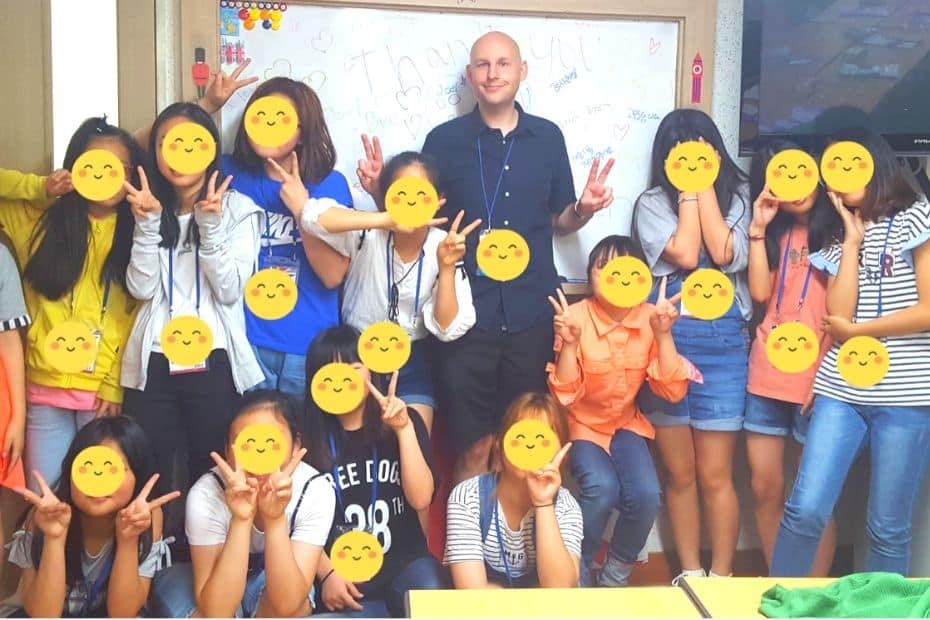 Showing my EPIK life with Korean students in a classroom