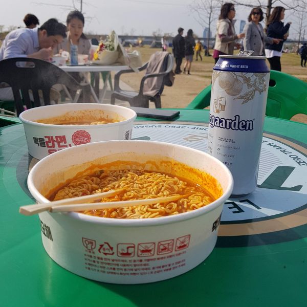 Beer and ramyeon by the Han River