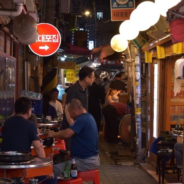 Outdoor restaurants in Seoul