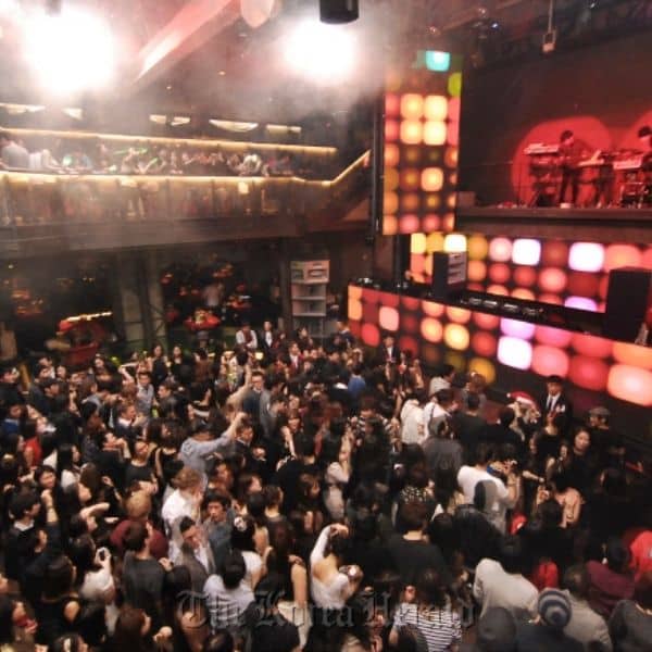 People clubbing in Seoul