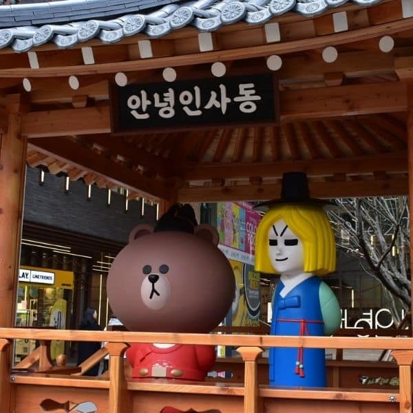 Statues outside Annyeong Insadong Mall Seoul