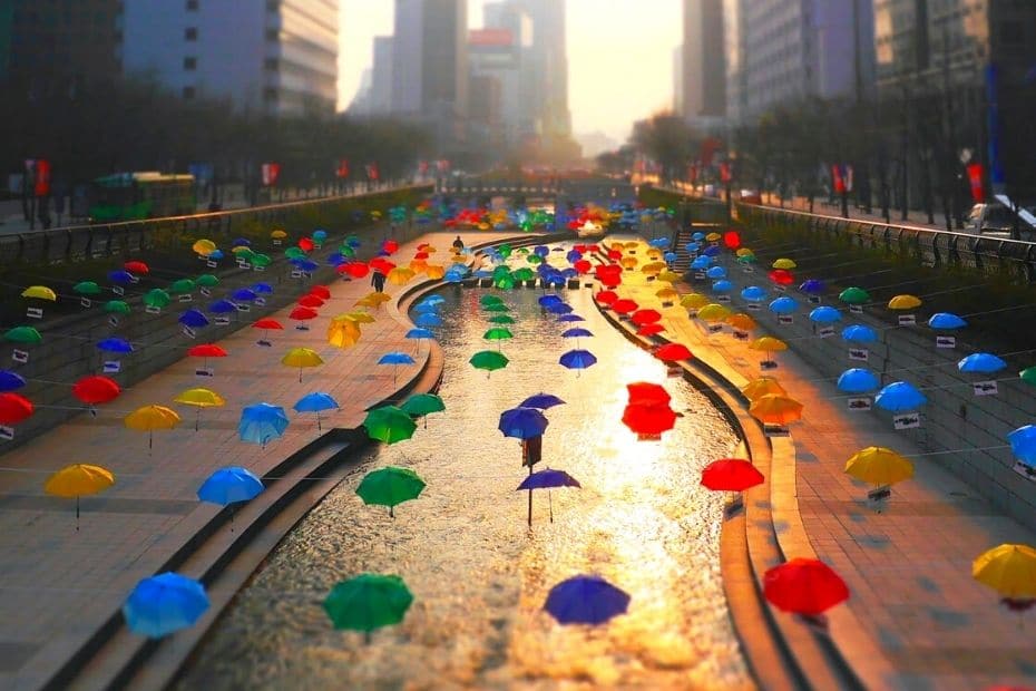 Cheongyecheon Stream is a fun place to visit in Seoul
