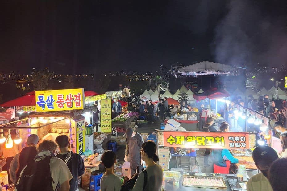 20 Cool Summer Activities In Korea: Korean Summer 2025 14 Food stalls by the Han River at night