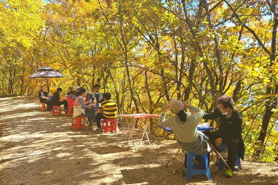 People eating on Mindungsan Mountain hiking path