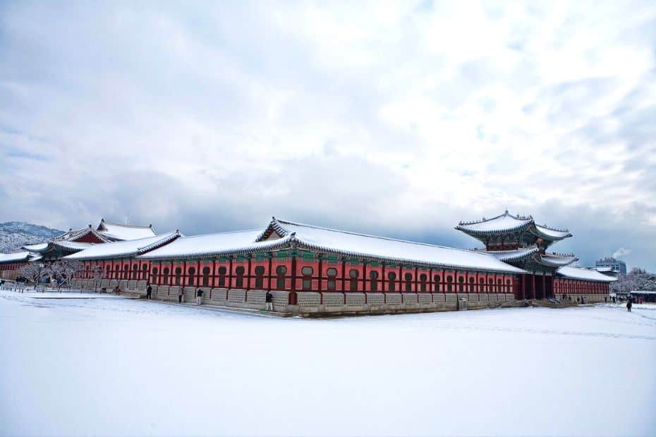 Snow in Korea on a royal palace in Seoul