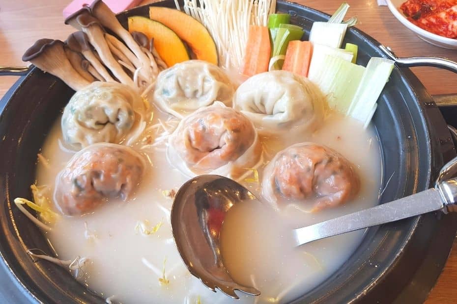 Mandu-guk Korean dumpling soup