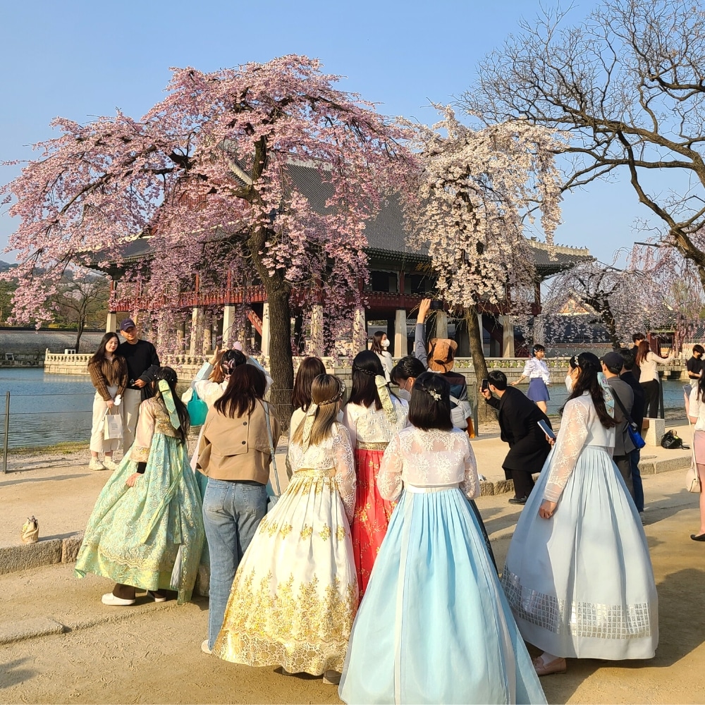 People in traditional Korean hanbok at Gyeongbokgung Palace