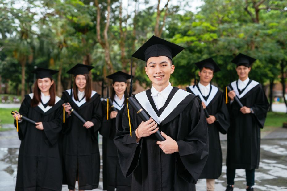 Students graduating from university in Korea