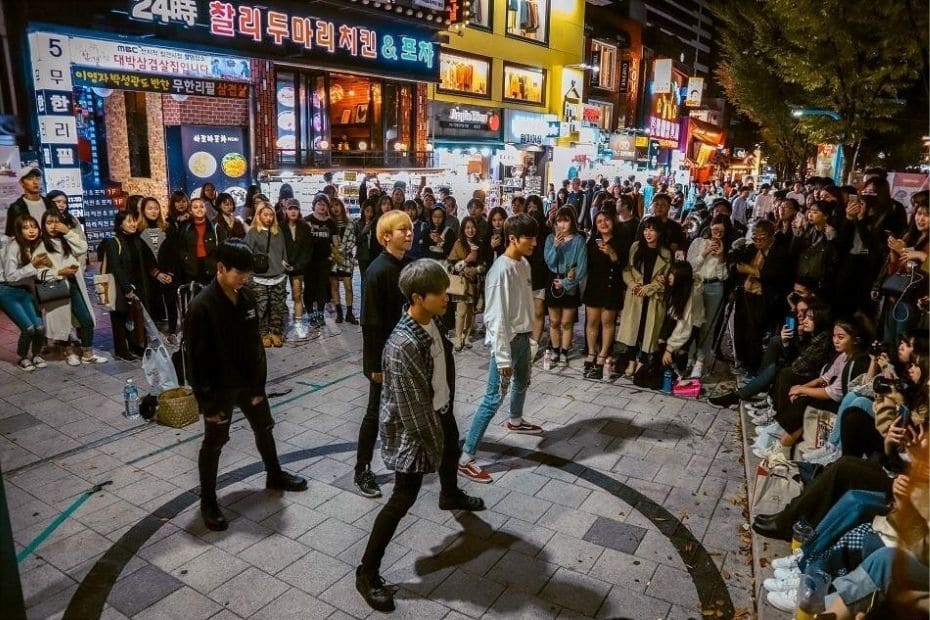 Street performers in Hongdae Seoul