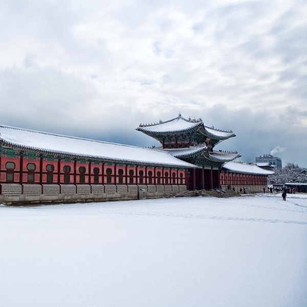 Seoul palace in snow