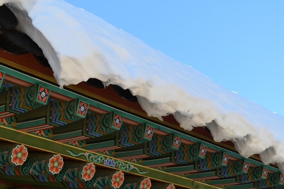 Snow on a Korean palace roof in winter