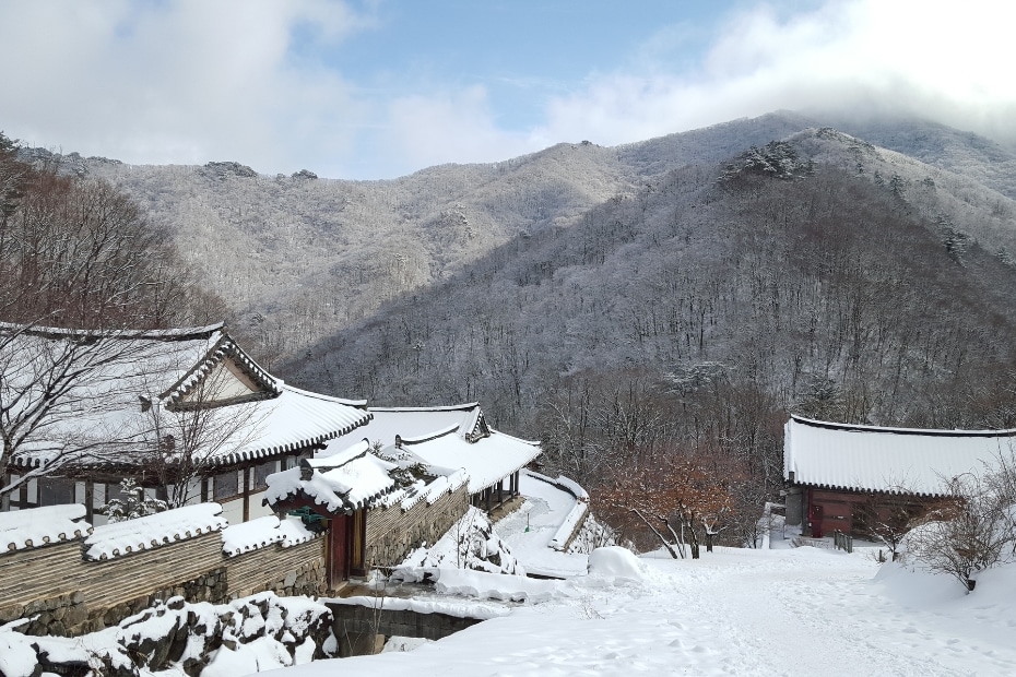 Winter hiking in Korea at Deogyusan Mountain
