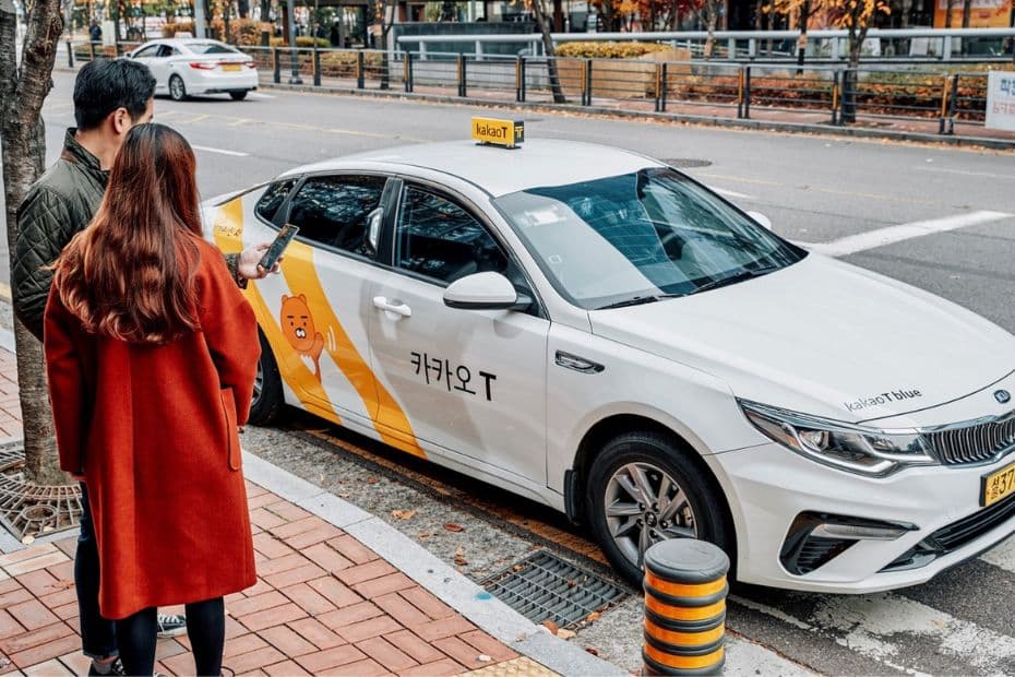 People using a taxi in Korea