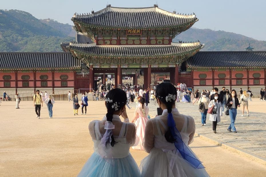 Women in hanbok at Korean palace in Seoul
