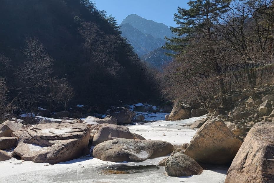 Route to Biseondae Rock during winter