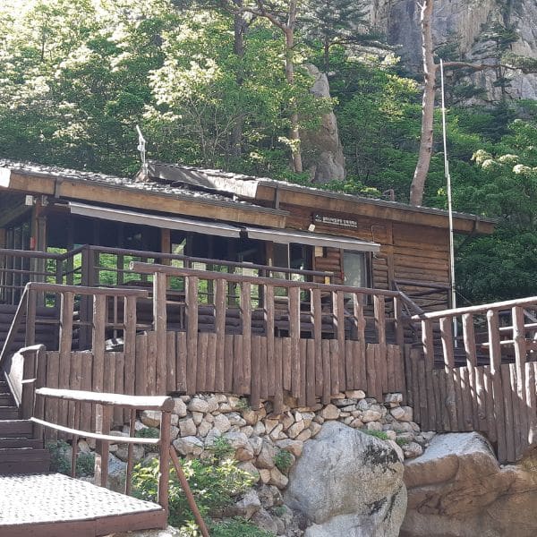 Yangpok Shelter in Seoraksan (1)