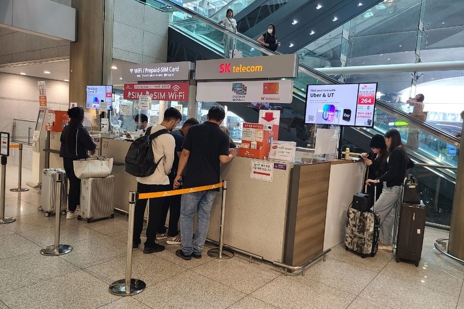 People buying a SIM card at Incheon Airport