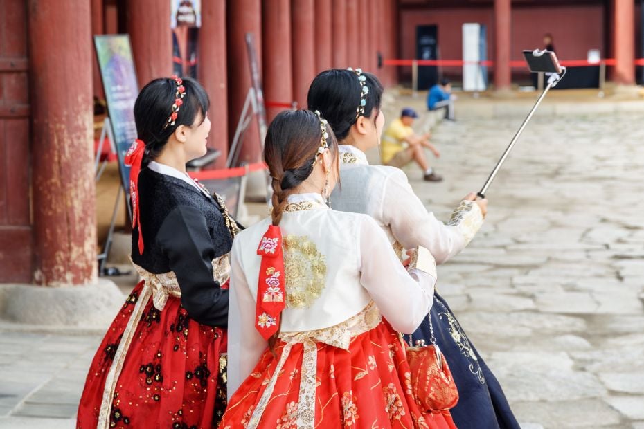 Tourists Using Korean SIM Card In Seoul