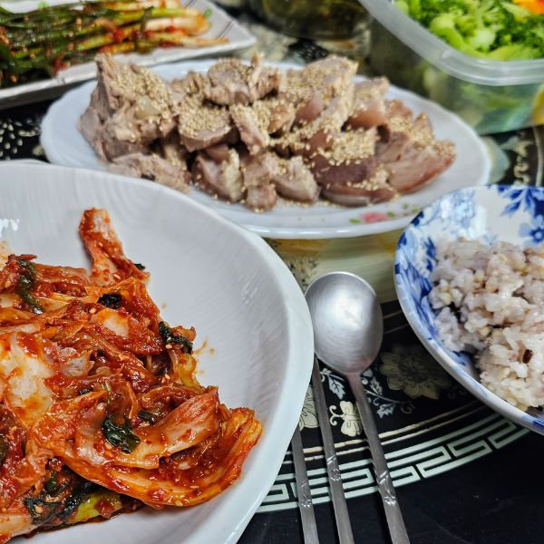 Steamed pork with kimchi and rice