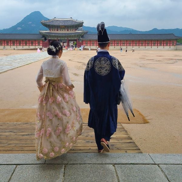 Couple in hanbok at a royal palace in Seoul