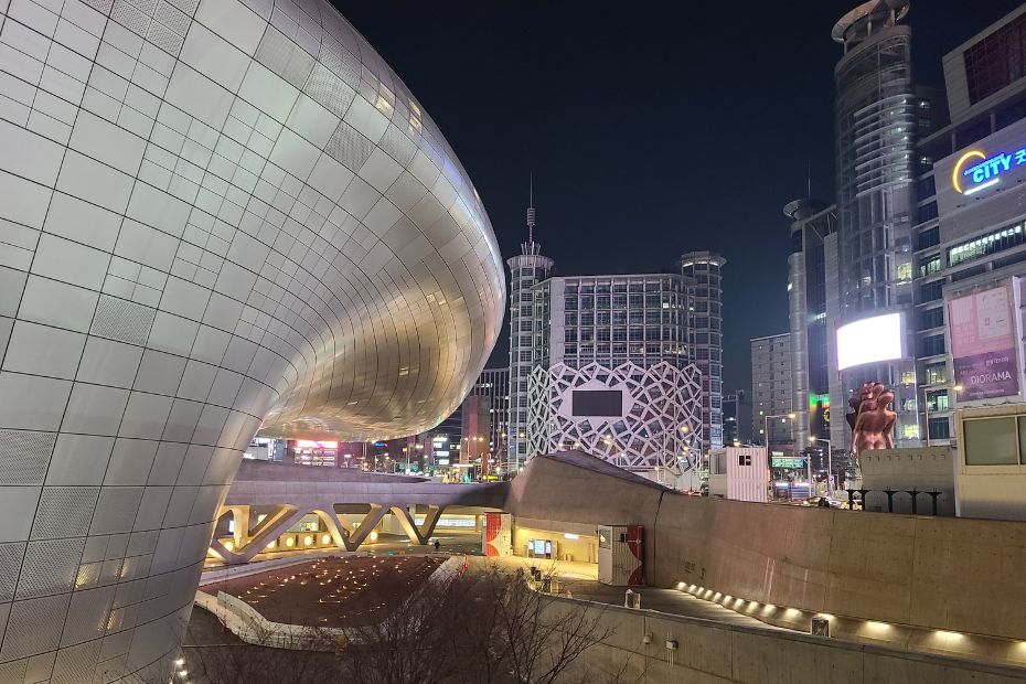 Dongdaemun District In Seoul With DDP