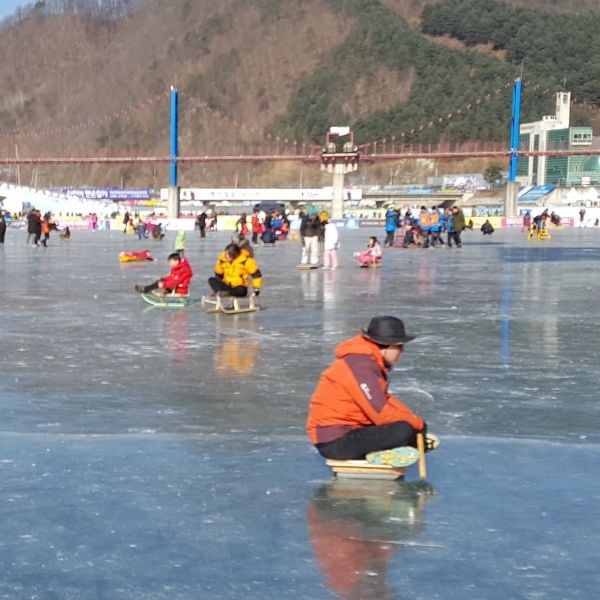 People using traditional Korean sleds