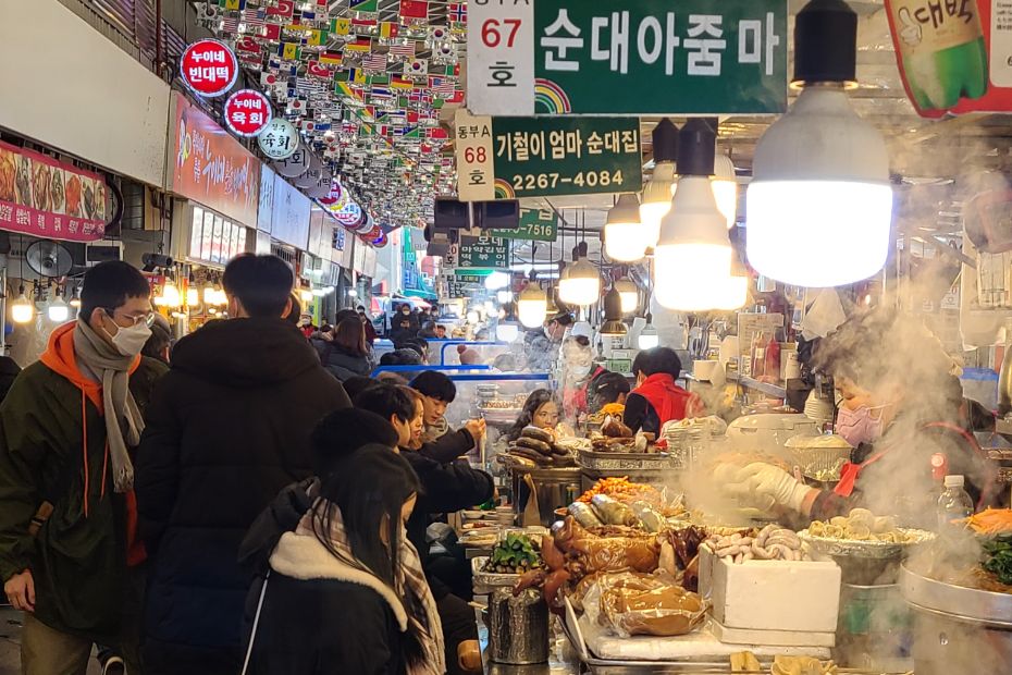 People at a Korean traditional market in Seoul