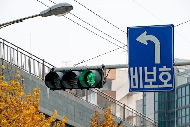 korea turn left on green allowed