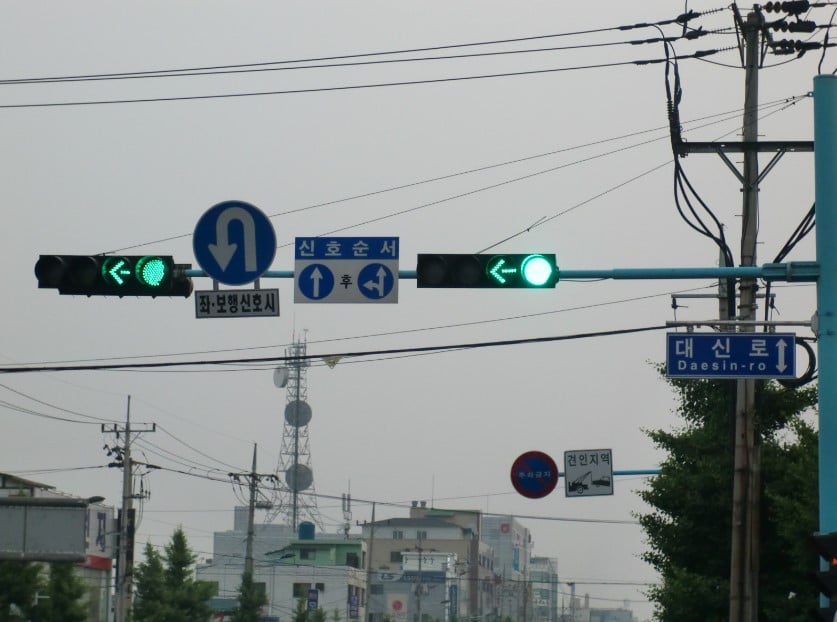 korea turn left green light