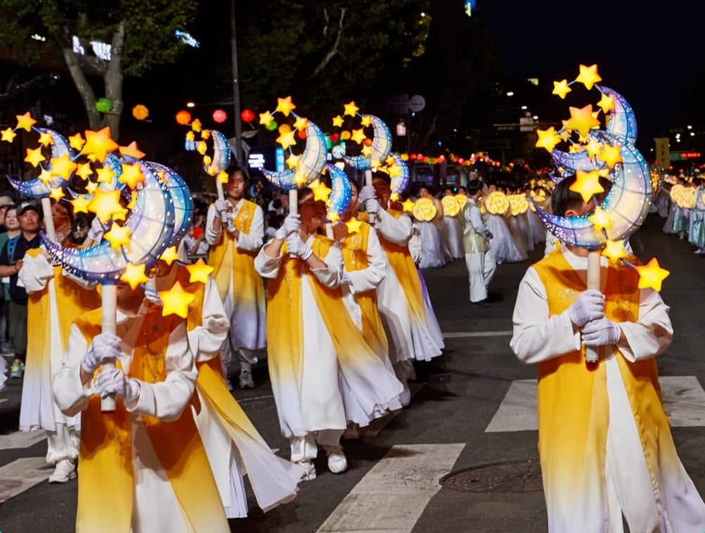 The Lotus Lantern Festival performers dressed in beautiful traditional attire