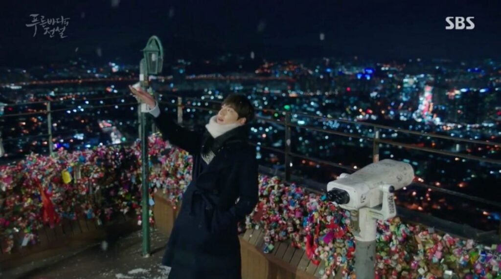 In episodes 5 and 6 of the K-Drama series The Legend of the Blue Sea, Heo Joon-jae (Lee Min Ho) waits here during the first snowfall for Sim Cheong (Jeon Ji Hyun