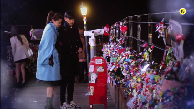 K-drama series My Love from the Star (2014)  starring Jeon Ji Hyun and Kim Soo Hyun having their date in Namsan Tower Love Lock.